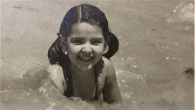 شاهد صور بالأبيض والأسود لليلى عز العرب في مرحلة الطفولة 