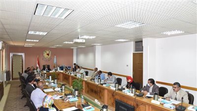 مجلس جامعة سوهاج يستكمل انتخاب أعضاء لجنة اختيار عميد طب