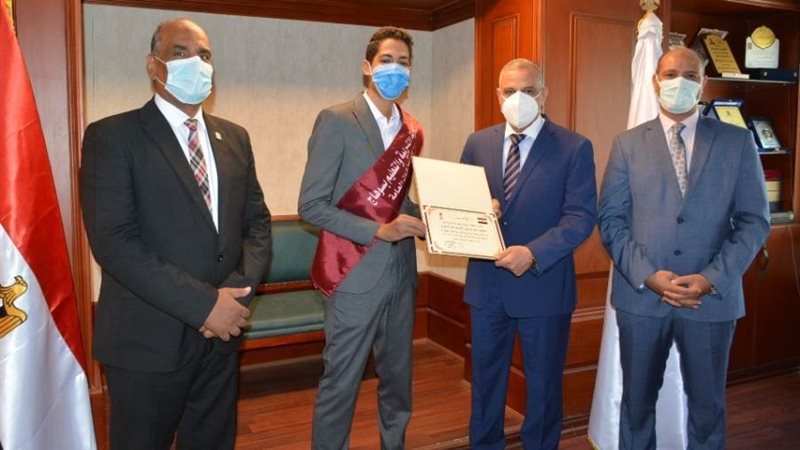 محافظ سوهاج يكرم