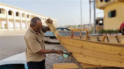 عم شطا أقدم صنايعي مراكب صيد.. ومخاوف من انقراض مهنته