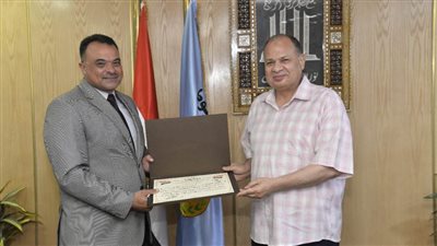 محافظ أسيوط يكرم وكيل وزارة الشباب والرياضة بالمحافظة لتميزه وجهوده خلال فترة عمله