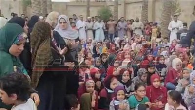 ”رد الجميل“.. المئات أمام قبر ”محمود العربي“ للدعاء للفقيد.. (صور)