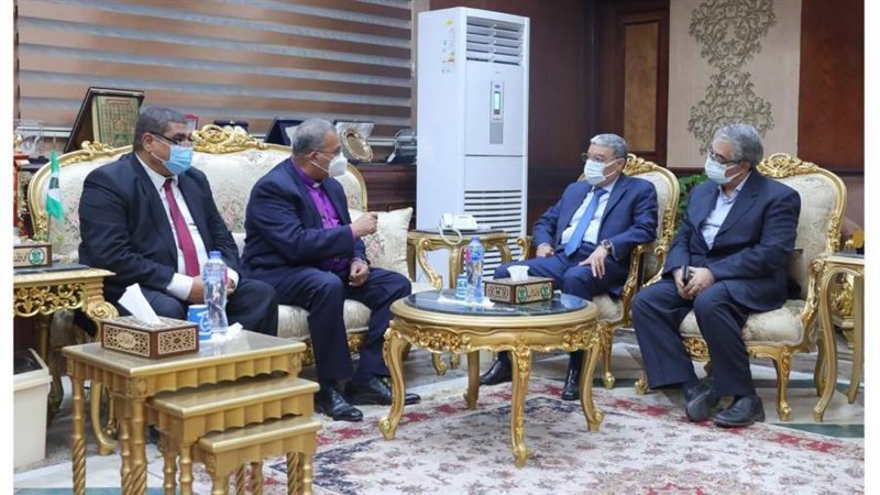 محافظ المنيا مع وفد