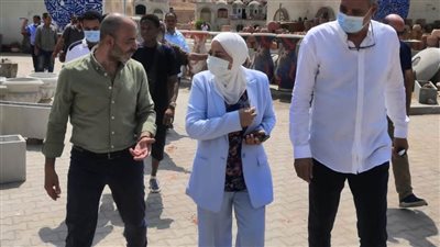 نائب محافظ القاهرة تبحث إقامة معرض بقرية الفواخير 