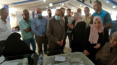 محافظ شمال سيناء يتابع توزيع الدفعة الأولى من تعويضات أسر الشهداء والمصابين
