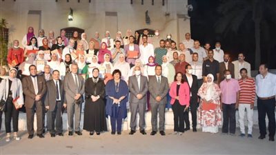 وزيرتا الثقافة والتجارة تسلمان شهادات تخرج الدفعة الأولى من 
