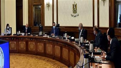 رئيس الوزراء يتابع مخططات إنشاء محطات تحلية مياه البحر 