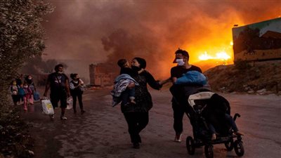 السيطرة على حريق كبير اندلع في مخيم للمهاجرين في جزيرة ساموس اليونانية