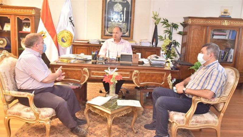 جانب من لقاء المحافظ