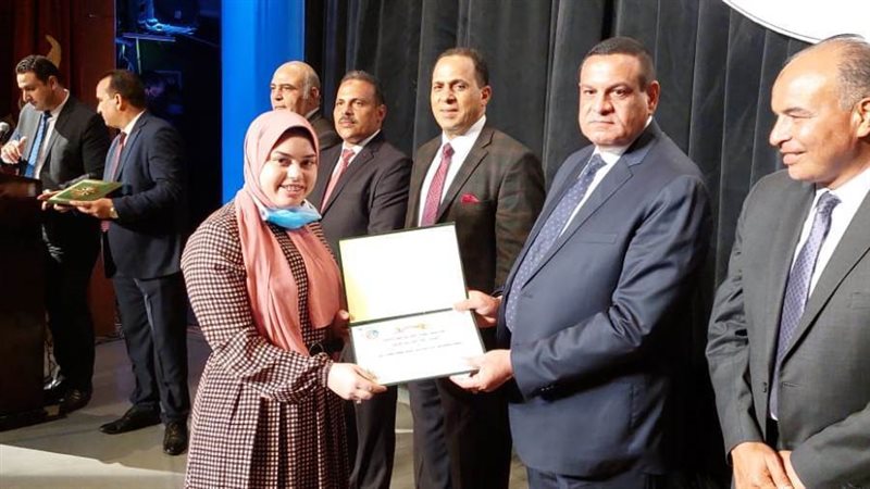 محافظ البحيرة يكرم