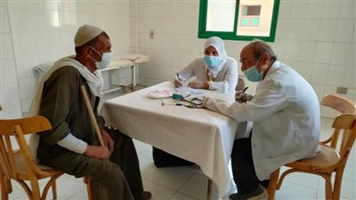   صحة المنيا تقدم الخدمات الطبية والعلاجية لـ 1678 مواطنا بقرية كفر الصالحين بمغاغة 