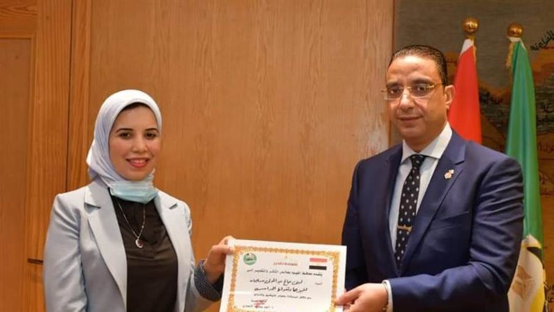 د. لبني ومحافظ الفيوم