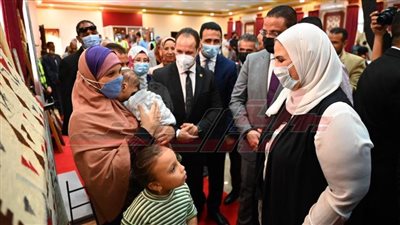 وزيرة التضامن ومحافظ الفيوم يتفقدان إحدى عيادات 
