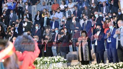 رئيس وزراء الأردن يوقد شعلة مهرجان جرش للثقافة والفنون
