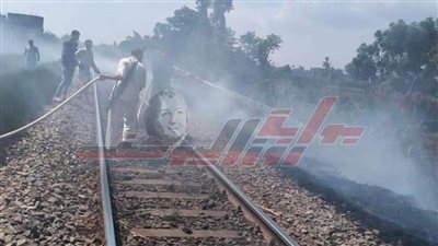 تأمين مرور قطار بـ”المنوفية“عقب نشوب حريق هائل بجوار السكة الحديد.. (صور)  