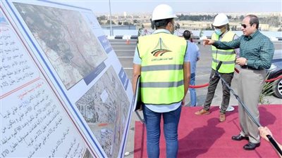 عاجل| بالصور.. الرئيس السيسي يناقش العاملين والمسؤولين بعدد من مواقع العمل خلال جولة تفقدية