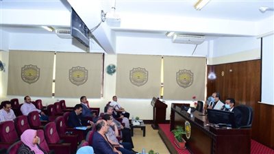 جامعة سوهاج تكرم ١٦ من هيئة التدريس بعد اجتيازهم البرنامج التدريبي للتأهيل لمنصب عميد كلية