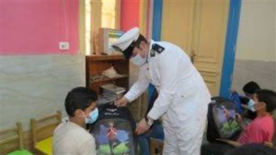وزارة الداخلية توزع حقائب مدرسية بالمجان بمنطقة السلام بالقاهرة