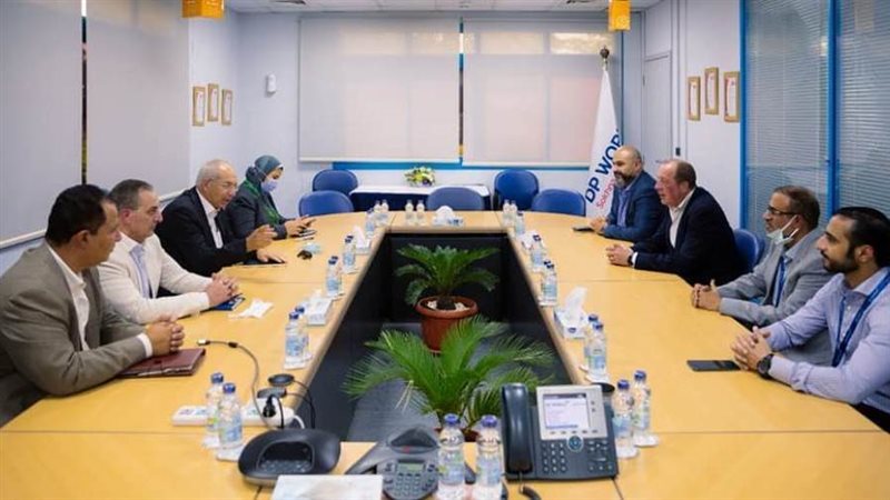 يحي زكي مع مسؤولي