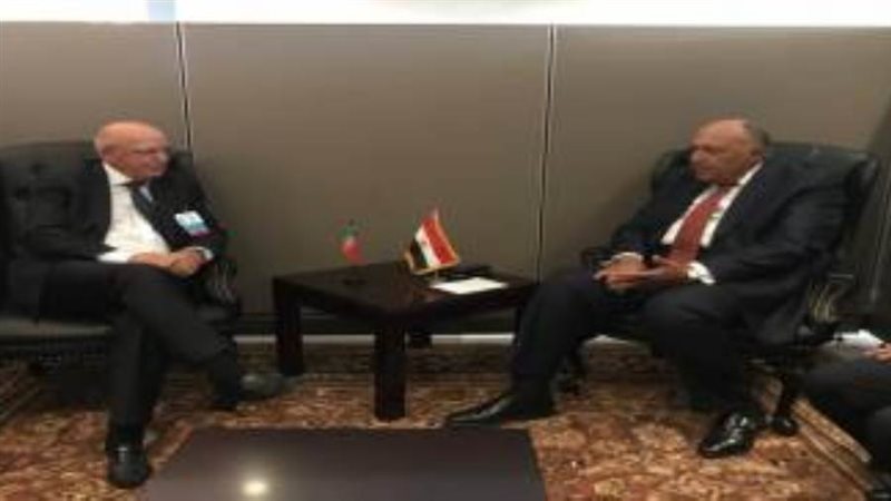 وزير الخارجية مع