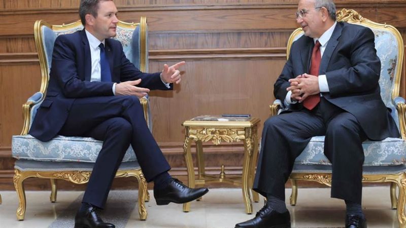 دكتور وجية عزام مع