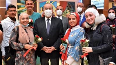 وزير الطيران يودع أوائل الثانوية العامة قبل سفرهم إلى دبي ضمن 