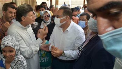 محافظ الشرقية ووكيل الصحة يتفقدان وحدة صحة الأسرة وحملة 