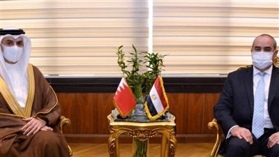 وزير الطيران يلتقي سفير البحرين لتعزيز التعاون المشترك