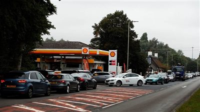 وزير بريطاني: لا توجد خطط حاليا لتدخل الجيش لتوريد البنزين