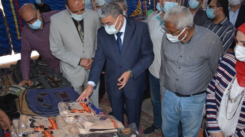 معرض خيري للملابس