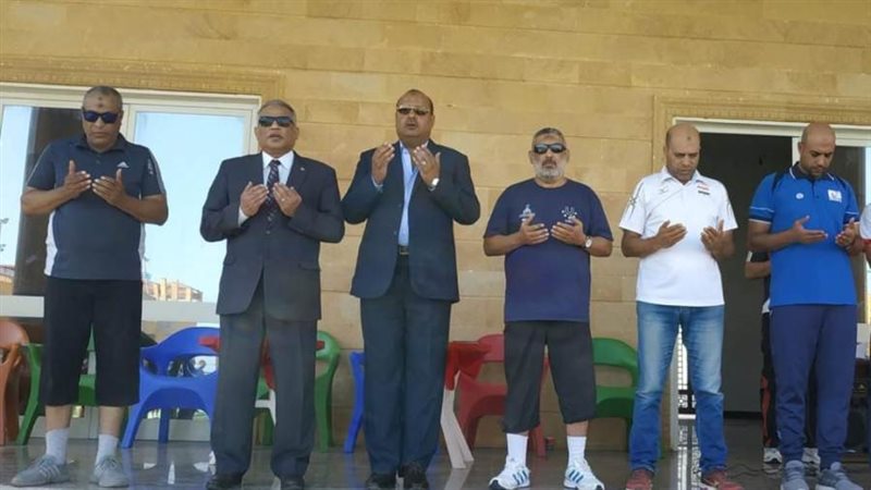 الوقوف حدادا على