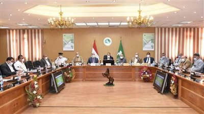 محافظ الشرقية يناقش استعدادات المحافظة لمواجهة التقلبات الجوية وسقوط الأمطار