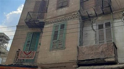إخلاء عقار يمثل خطورة داهمة بالمنصورة