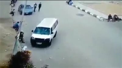 سيارة ميكروباص تدهس فتاتين بالعاشر من رمضان