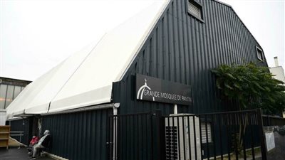 فرنسا تعتزم إغلاق ستّة مساجد وحلّ جمعيات تروّج للإسلام المتطرف