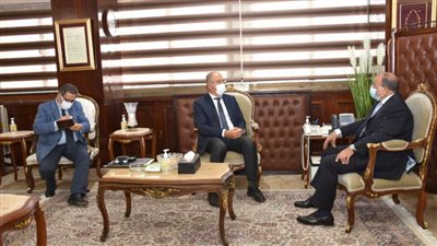 وزير التنمية المحلية يبحث مع رئيس اتحاد الصناعات مبادرة 