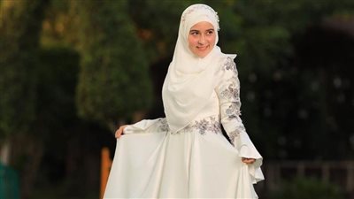 الكاب يعطيكِ إطلالة ملكية.. أفكار مختلفة لملابس كتب الكتاب