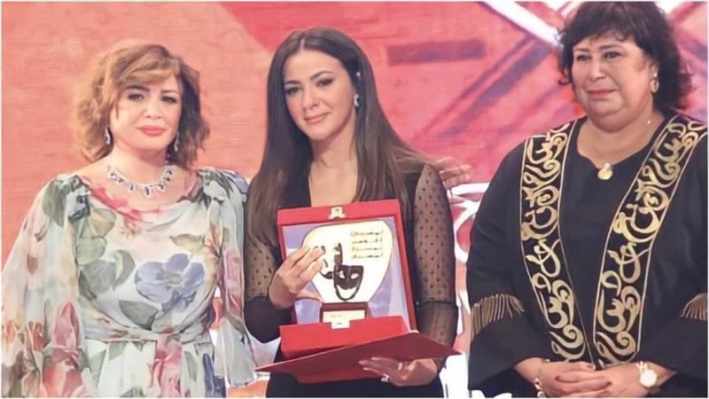 دنيا خلال استلامها