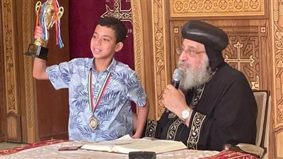 البابا تواضروس يكرم الطفل 