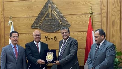 مجلس جامعة بنها يكرم مديرعام الأمن الإداري 