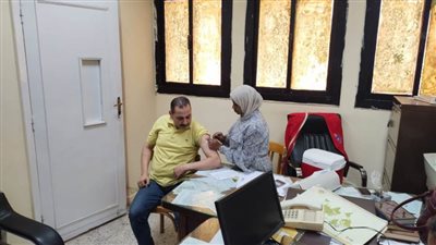 تعليم القاهرة تواصل تطعيم عامليها لمواجهة كورونا