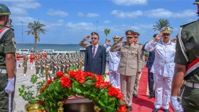 محافظ الإسكندرية وقائد المنطقة الشمالية ومدير الأمن يضعون إكليلًا من الزهور على النصب التذكاري
