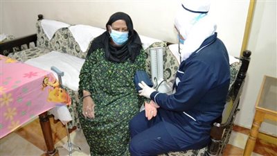 الرعاية الصحية تواصل طرق الأبواب والفحص الطبي لكبار السن ببورسعيد