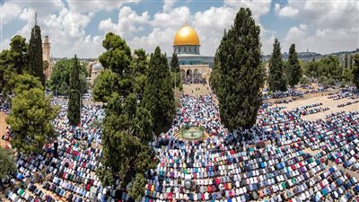50 ألف شخص يؤدون صلاة الجمعة بالأقصى رغم قيود الاحتلال الإسرائيلي
