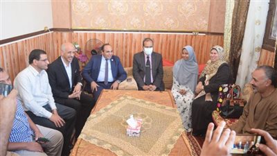 القائم بعمل رئيس جامعة سوهاج يزور أسرة الطالبة 