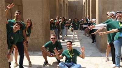 وزارة الشباب تنظم جولة سياحية للوفد الروسي المشارك بمنتدى الشباب بمنطقة أهرامات الجيزة