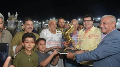 منح الفائزين في مسابقات تراث وأدب الخيل مجسمات للحصان الجامح