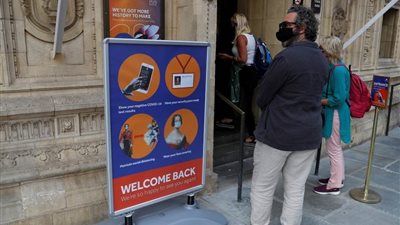 بريطانيا تسجل انخفاضا في وفيات وإصابات كورونا اليومية