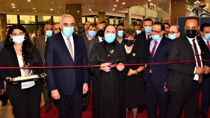 افتتحت نيفين جامع