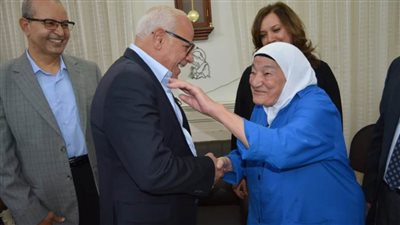 محافظ بورسعيد يُكرم أم محمد صاحبة رحلة كفاح الـ 55 عاماً ببورسعيد بمدرسة سانت ماري